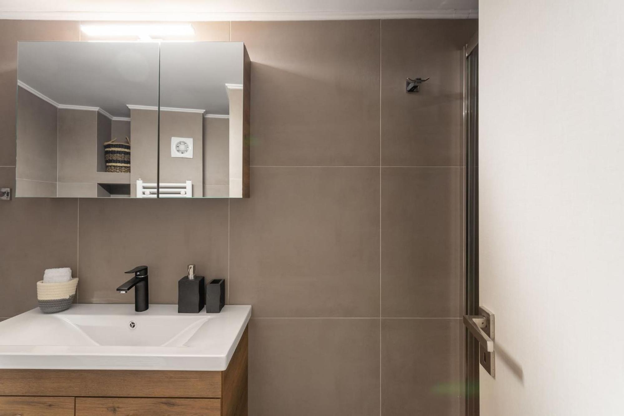 Deluxe 3-Bdrm Urban-Industrial Apt At Acropolis 아테네 외부 사진