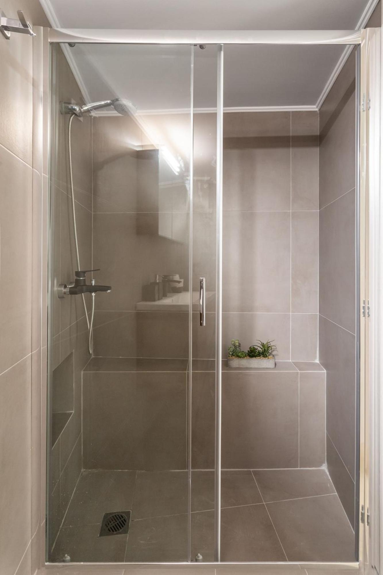 Deluxe 3-Bdrm Urban-Industrial Apt At Acropolis 아테네 외부 사진