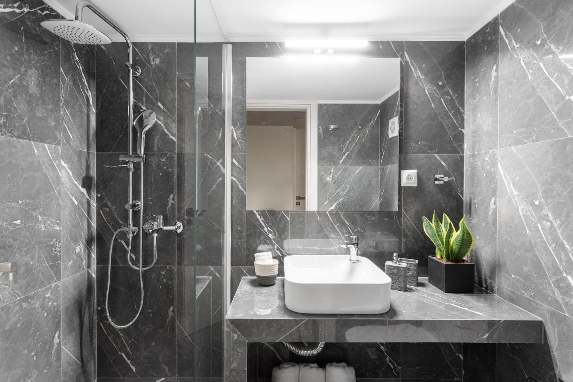 Deluxe 3-Bdrm Urban-Industrial Apt At Acropolis 아테네 외부 사진